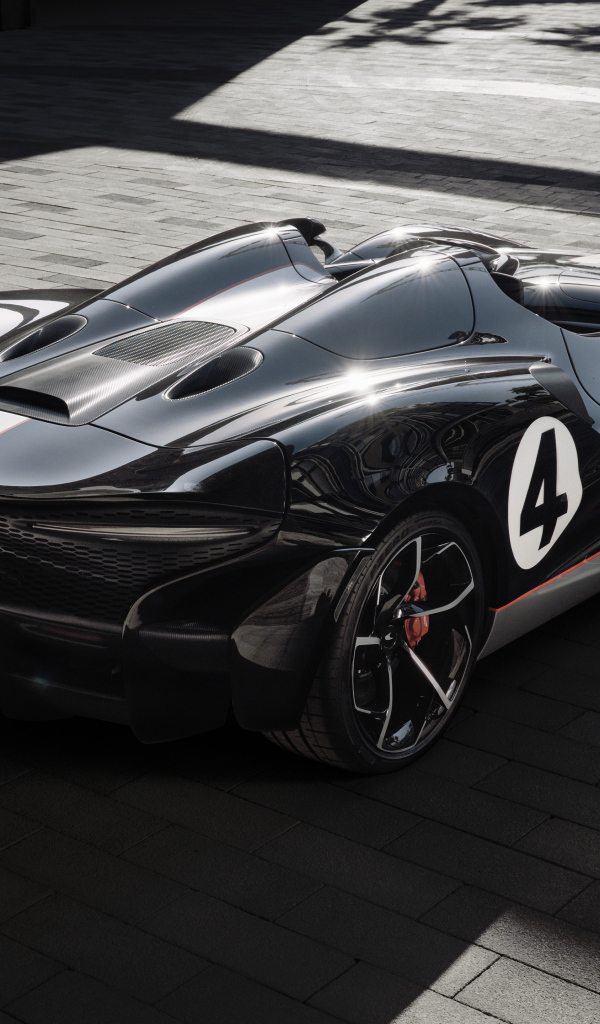 Черный спортивный автомобиль McLaren MSO Elva M1A Theme 2020 года вид сзади