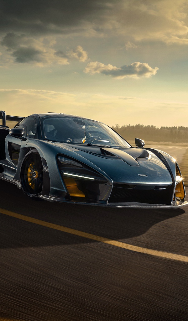 Гоночный автомобиль  McLaren Senna 2020 года на фоне заката 