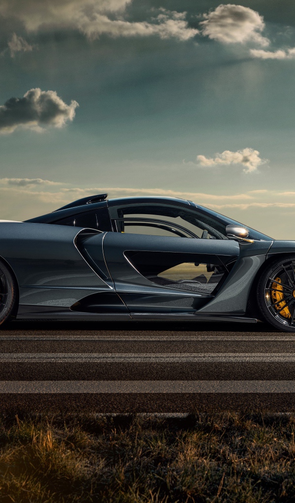 Автомобиль Novitec McLaren Senna 2020 года на фоне неба 