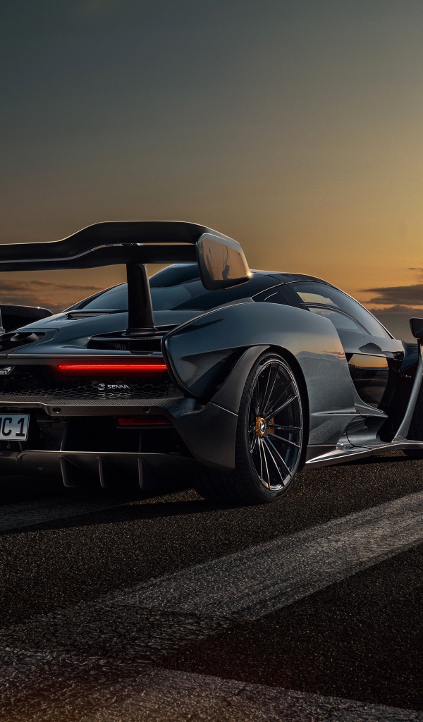 Гоночный автомобиль Novitec McLaren Senna 2020 года на трассе 