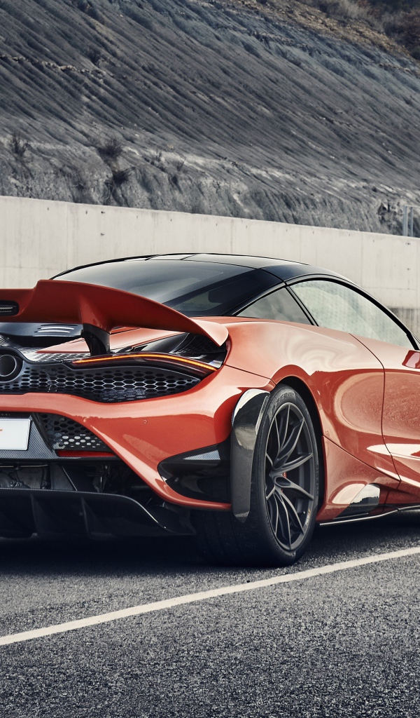 Красный спортивный автомобиль McLaren 765LT 2020 года 