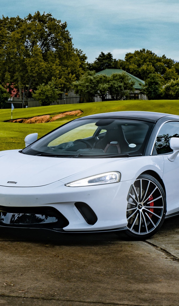 Белый спортивный автомобиль McLaren GT 2020 года 