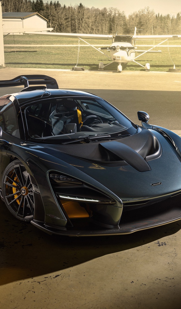 Черный автомобиль  McLaren Senna 2020 года на аэродроме 