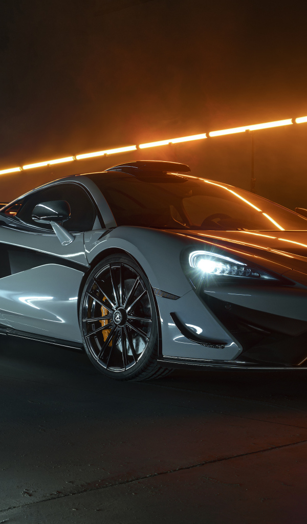 Серебристый спортивный автомобиль McLaren 620R 2021 года