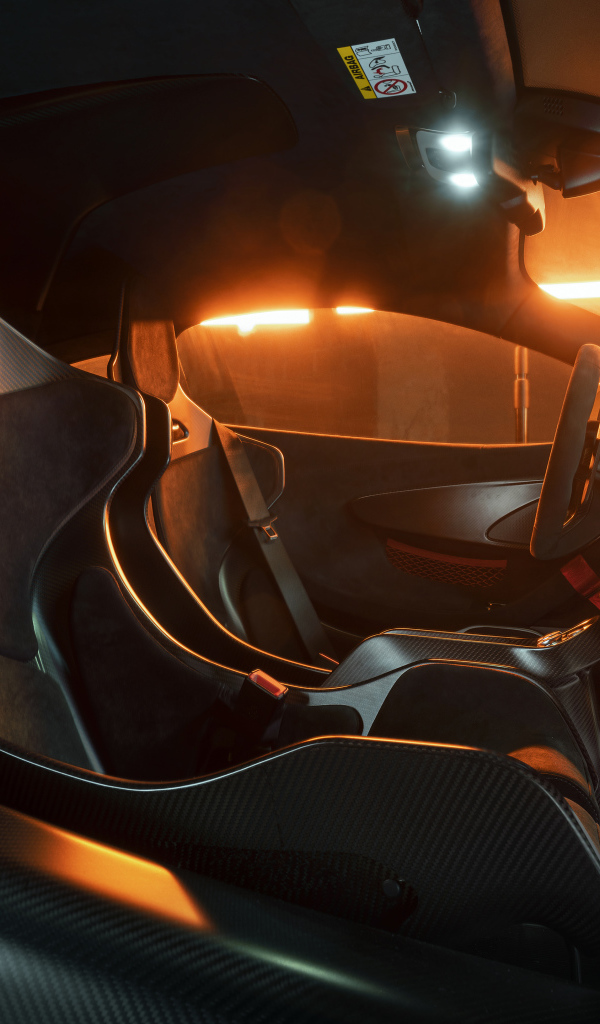 Черный салон автомобиля McLaren 620R 2021 года