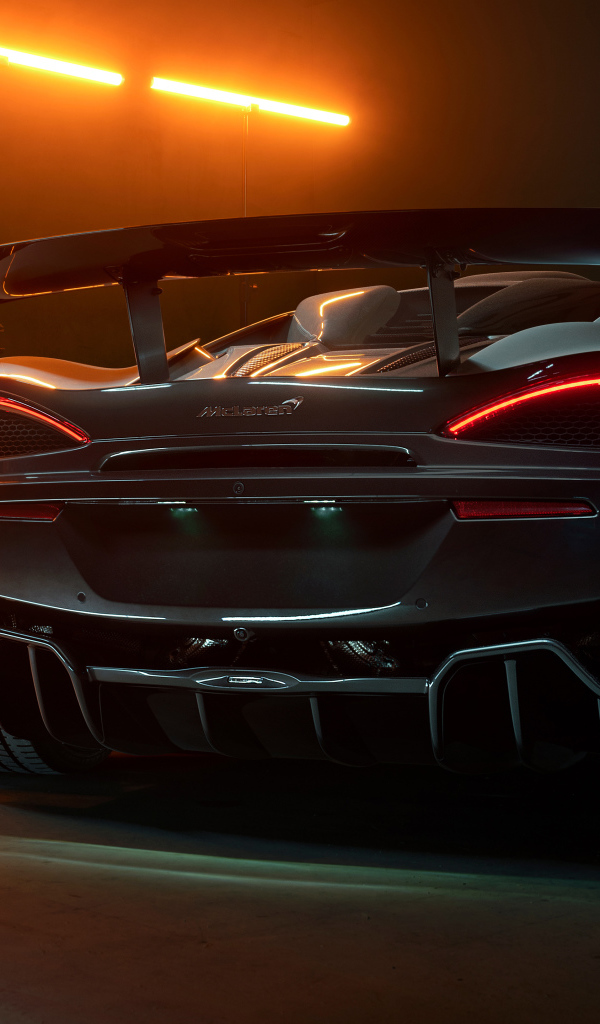 Автомобиль McLaren 620R 2021 года вид сзади