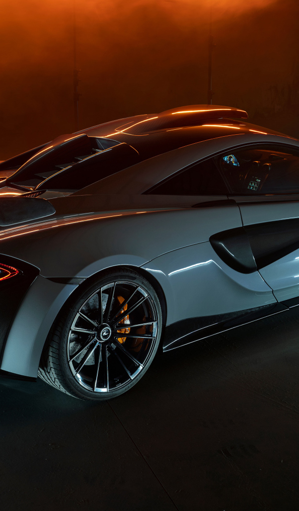 Спортивный автомобиль  McLaren 620R 2021 года вид сзади