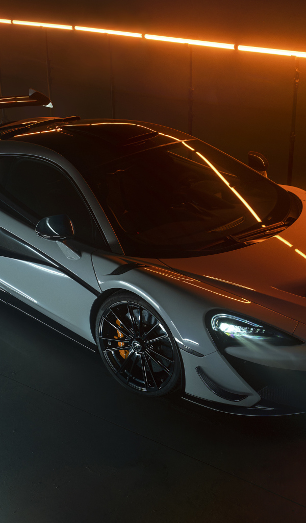 Спортивный автомобиль McLaren 620R 2021 года вид сверху