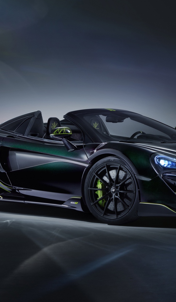 Черный автомобиль McLaren MSO 600LT Spider Segestria Borealis 2020 года на сером фоне