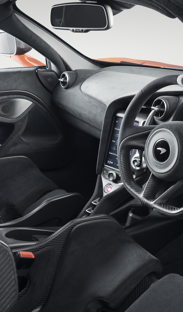 Черный салон автомобиля McLaren 765LT 2020 года 
