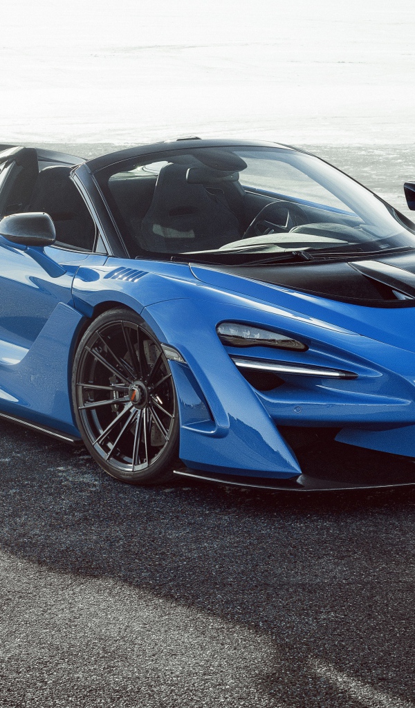 Синий автомобиль  McLaren 720S,  2020 года на асфальте 