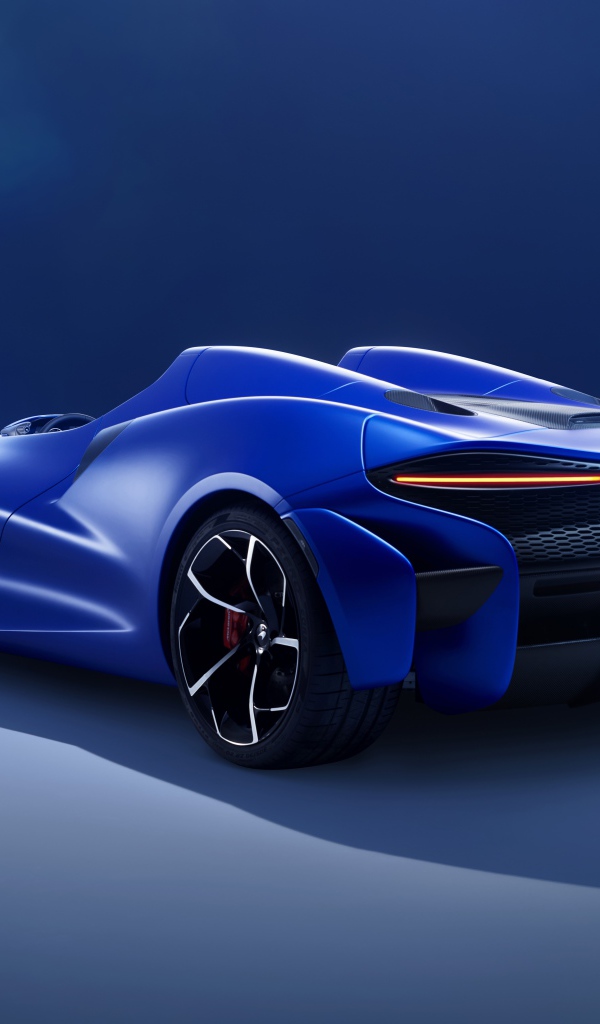 Синий автомобиль McLaren Elva,  2020 года на синем фоне