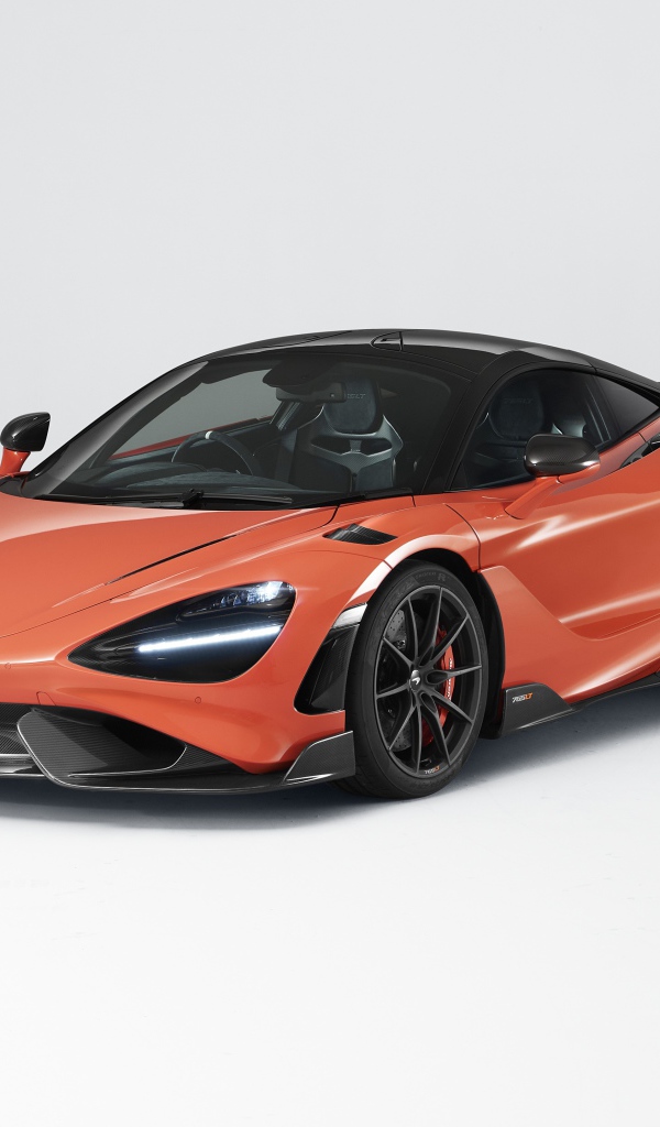Автомобиль McLaren 765LT 2020 года на сером фоне