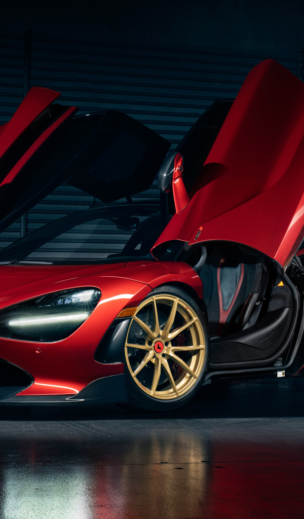 Быстрый автомобиль McLaren 720S с открытыми дверями