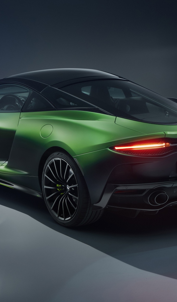 Быстрый зеленый автомобиль McLaren GT Verdant, 2020 года на сером фоне