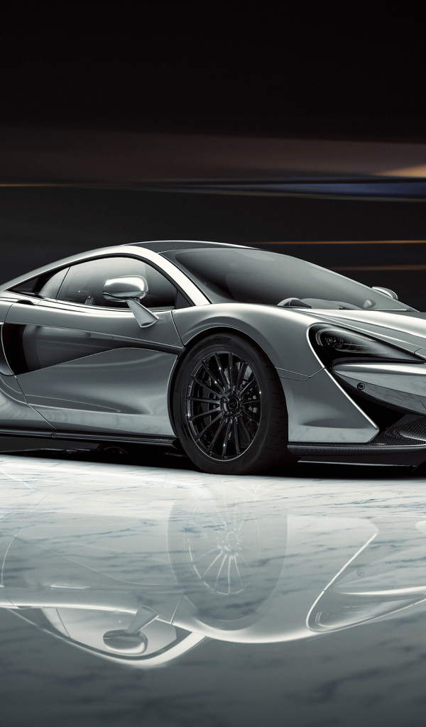 Серый спортивный автомобиль McLaren 520S 