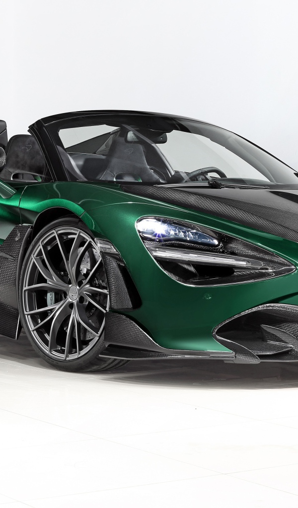 Зеленый автомобиль  McLaren 720S Spider Fury 2020 года на белом фоне 