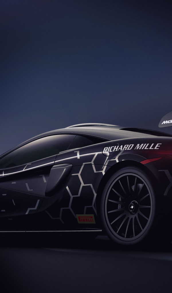 Автомобиль McLaren 620R года вид сзади