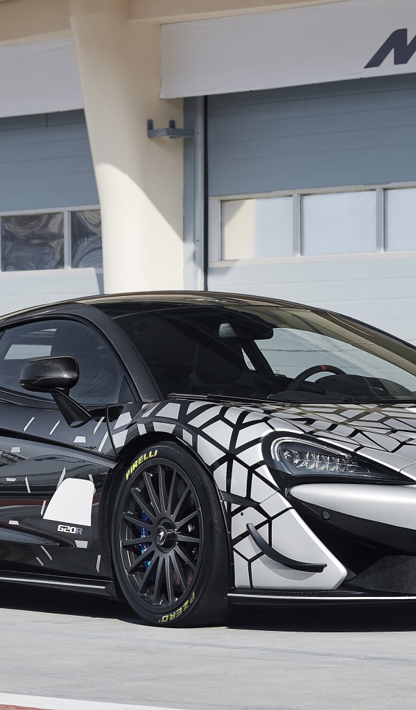 Гоночный автомобиль McLaren 620R у гаража