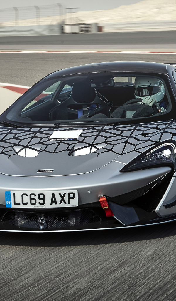 Гоночный автомобиль McLaren 620R на трассе