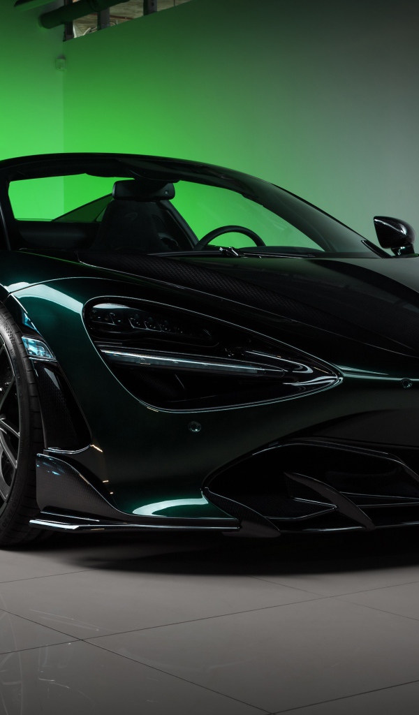 Черный спортивный автомобиль  McLaren 720S, 2020 года в гараже 