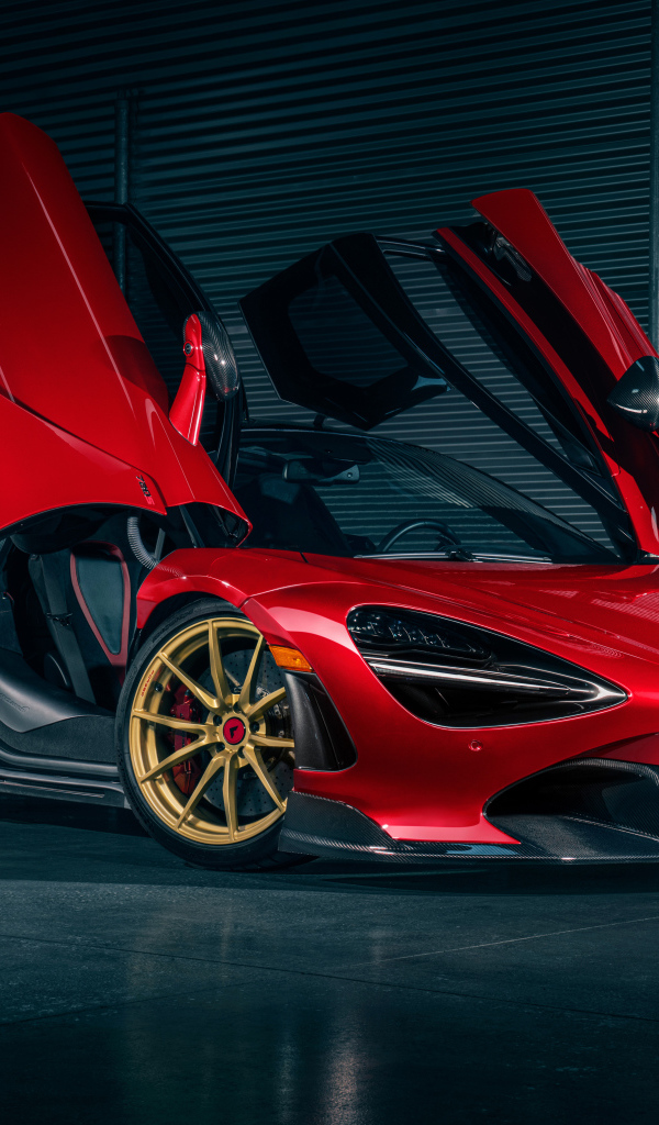 Автомобиль McLaren 720S на фоне серой стены