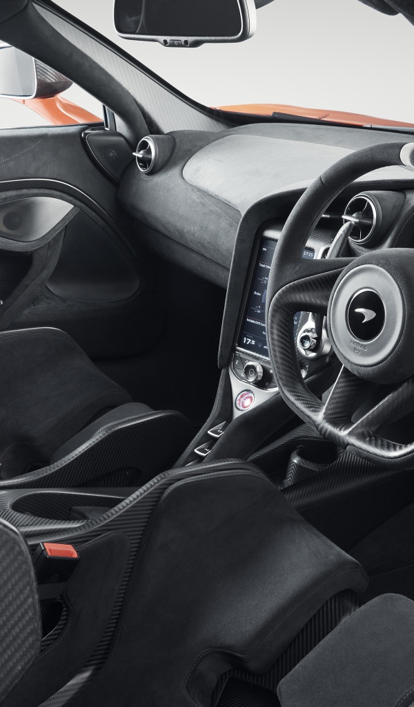 Черный кожаный салон автомобиля McLaren 765LT 2020 года