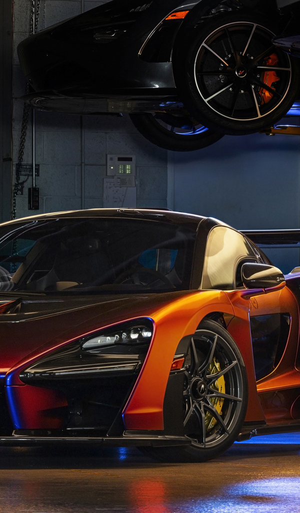 Оранжевый спортивный автомобиль McLaren MSO Senna в гараже