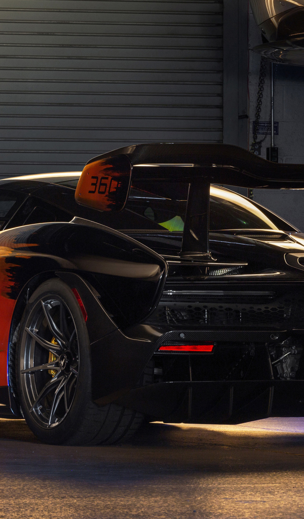 Спортивный автомобиль McLaren MSO Senna в гараже