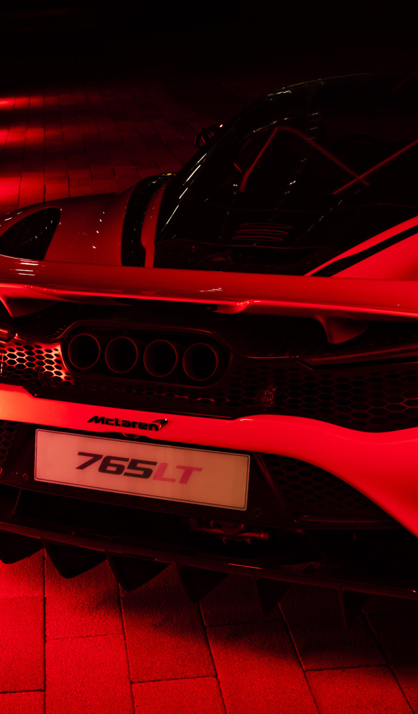 Вид сзади на автомобиль  McLaren 765LT, 2021 года