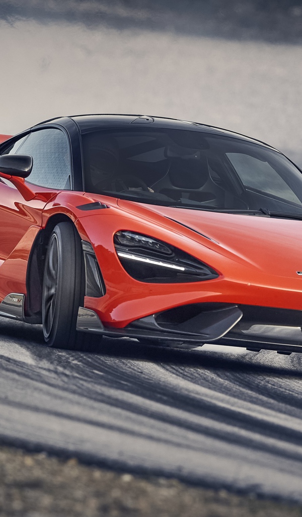 Красный гоночный автомобиль McLaren 765LT 2020 года на трассе 