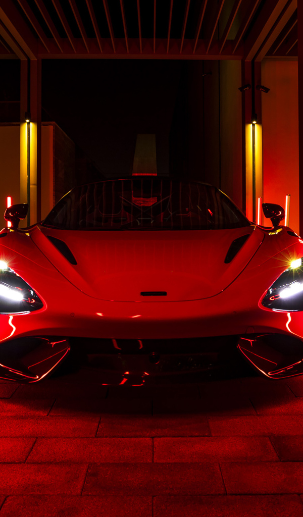 Красный McLaren 765LT, 2021 года в свете неоновых фонарей