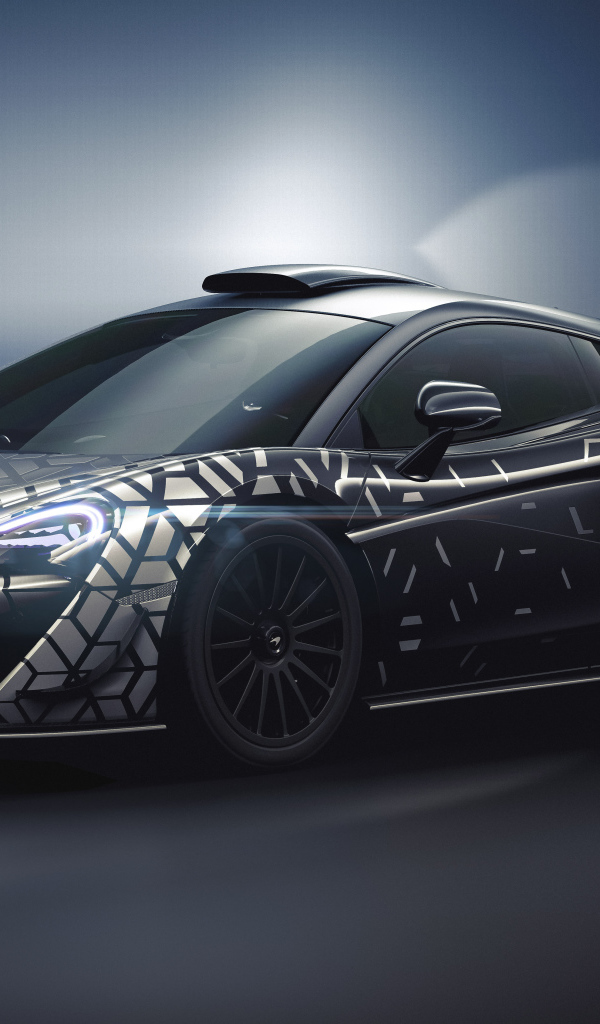 Спортивный автомобиль McLaren 620R, 2020 года на сером фоне