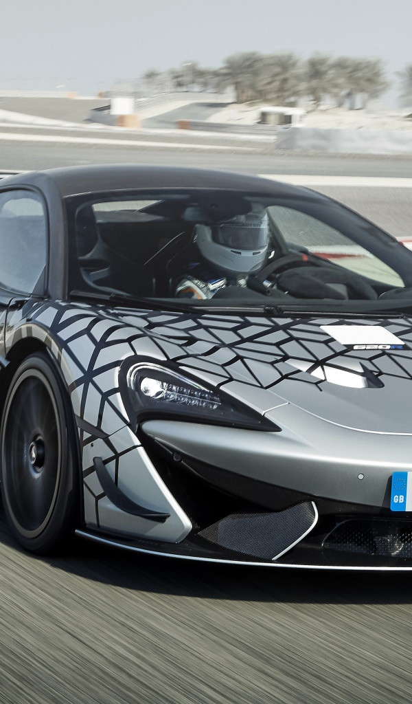 Спортивный автомобиль McLaren 620R на трассе