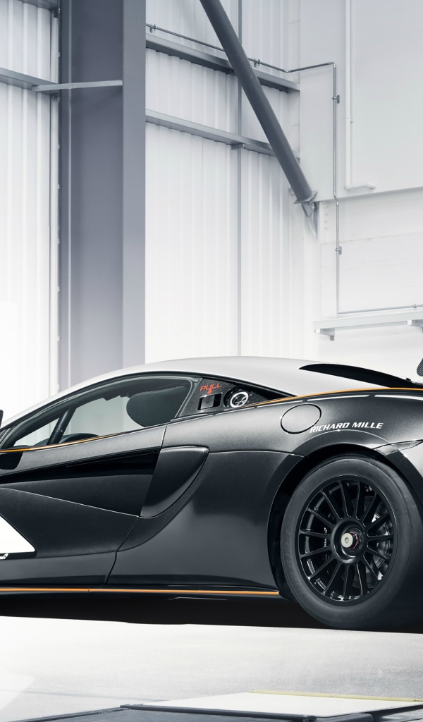 Спортивный  McLaren 570S GT4, 2020 года вид сзади