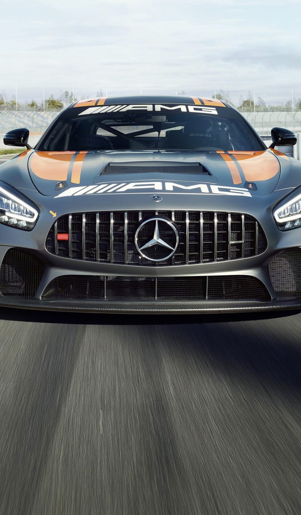 Автомобиль Mercedes-AMG GT4 2020 года на гонках 