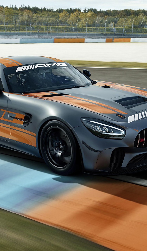 Автомобиль Mercedes-AMG GT4 2020 года на гоночной трассе