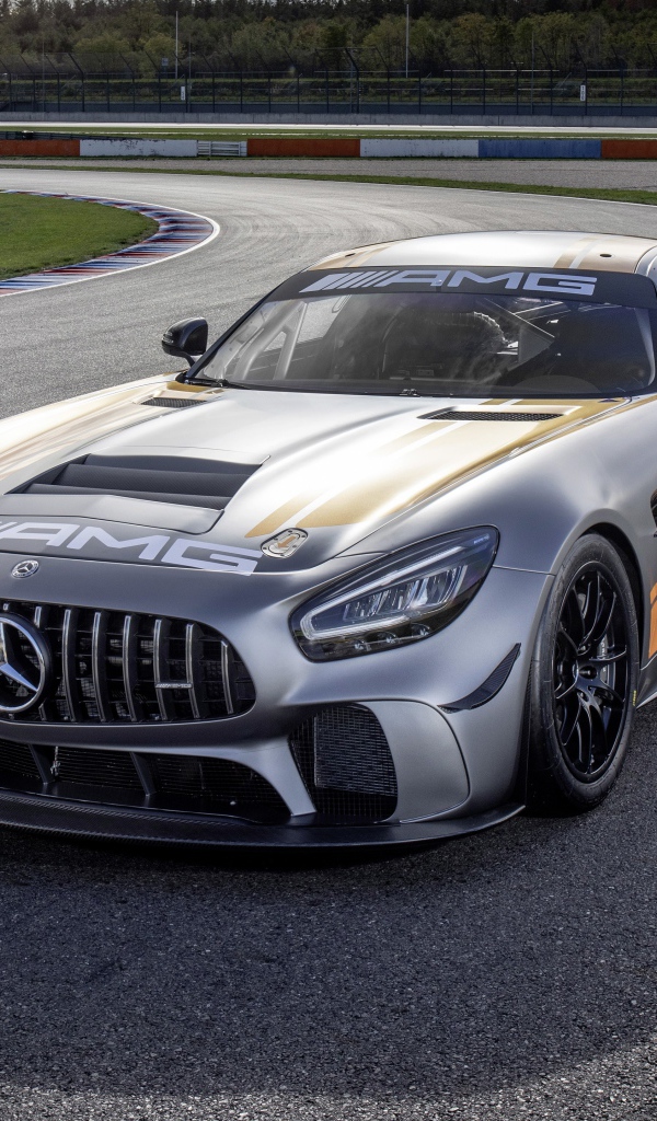 Гоночный автомобиль Mercedes-AMG GT4 2020 года на трассе 