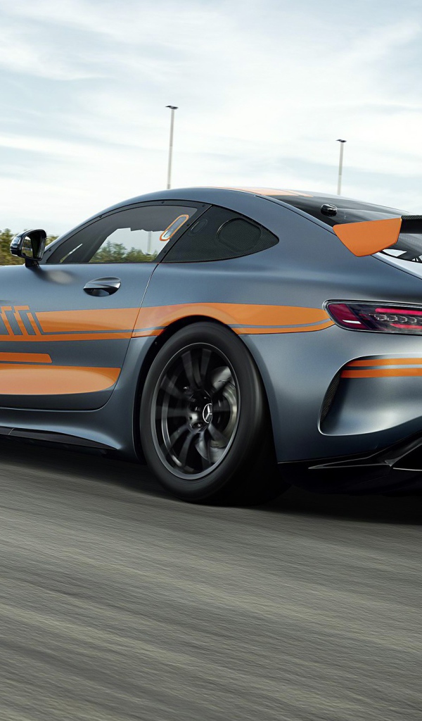 Гоночный автомобиль Mercedes-AMG GT4 2020 года на  трассе вид сзади