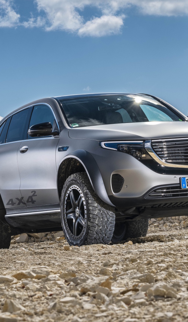 Серебристый внедорожник Mercedes-Benz EQC 4x4 2020 года 