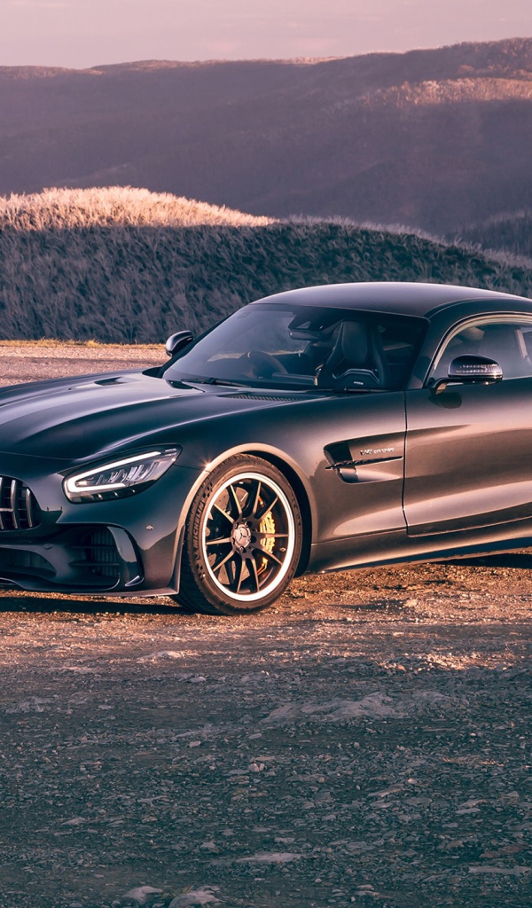 Черный автомобиль Mercedes-AMG GT R 2020 года