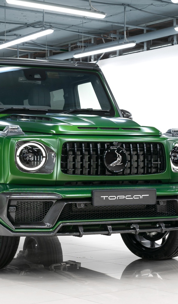 Зеленый внедорожник Mercedes-Benz G-Klasse Green Inferno 2020 года в гараже