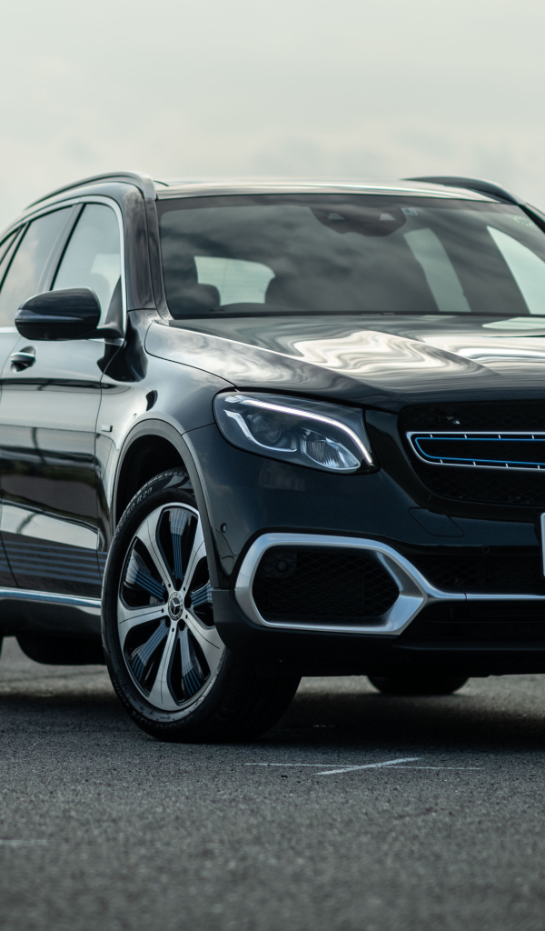 Черный автомобиль Mercedes-Benz GLC F-Cell 2021 года