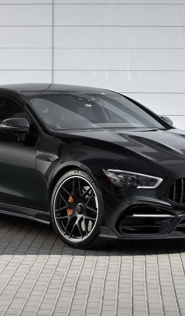 Черный автомобиль  Mercedes-AMG GT 63 S 4MATIC+ 4-Door Coupé Inferno 2020 года у гаража