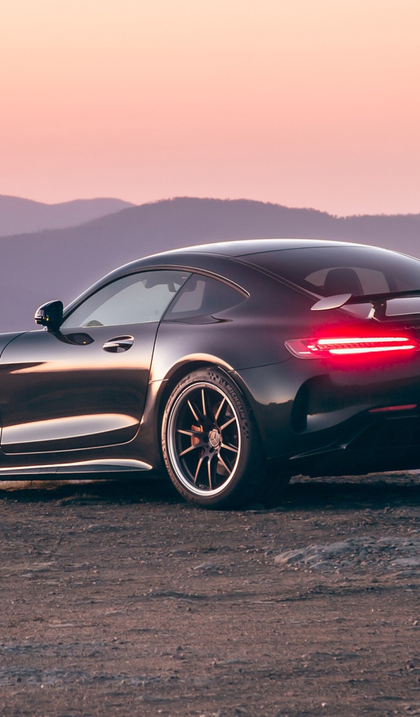 Черный автомобиль Mercedes-AMG GT R 2020 года на фоне гор 