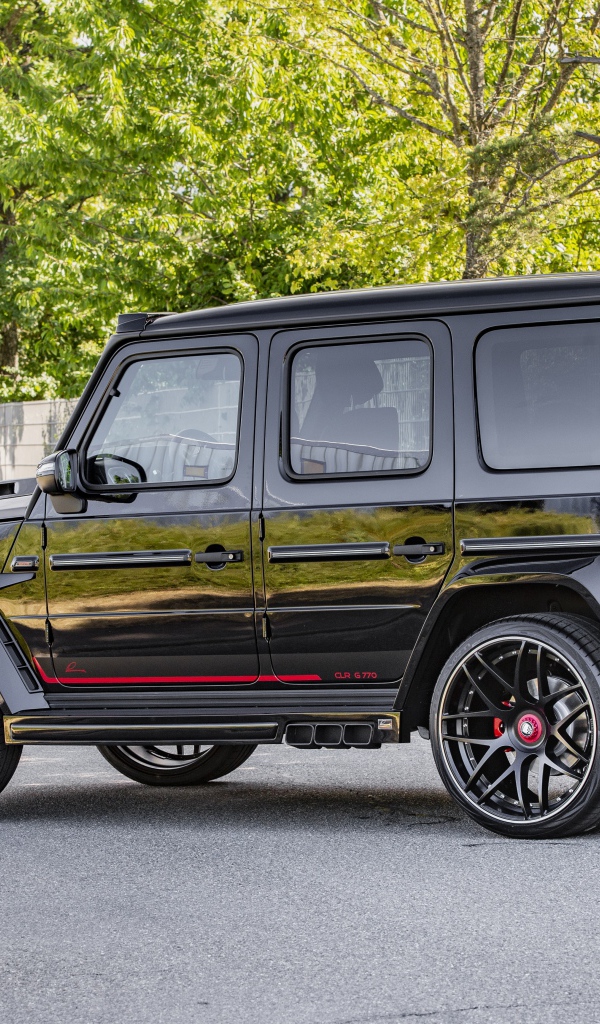 Черный джип Mercedes-Benz G-Class  на улице