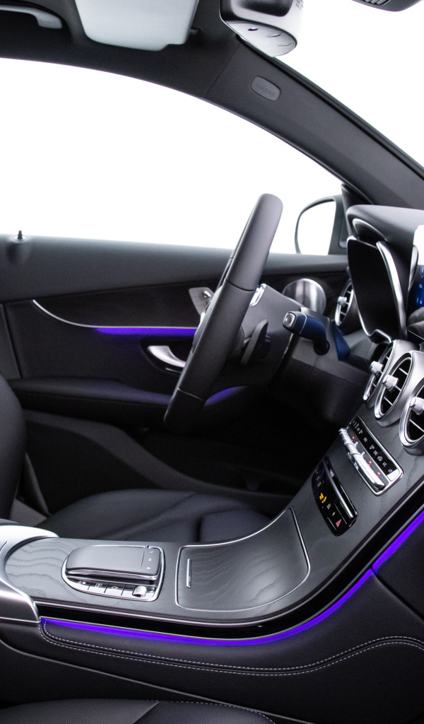 Черный кожаный салон автомобиля Mercedes-Benz GLC 300, 2019 года