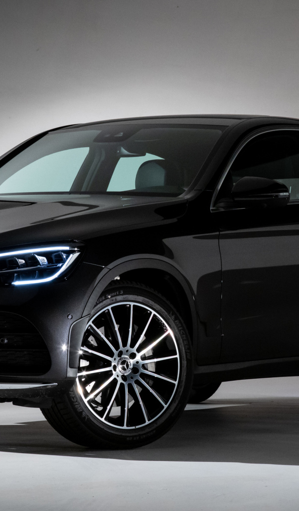 Черный стильный автомобиль Mercedes-Benz GLC 300,  2019 года на сером фоне