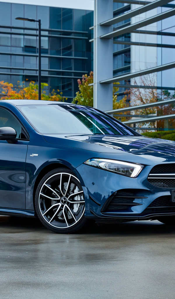 Синий автомобиль Mercedes-Benz AMG A 35, 2020 года на фоне здания 