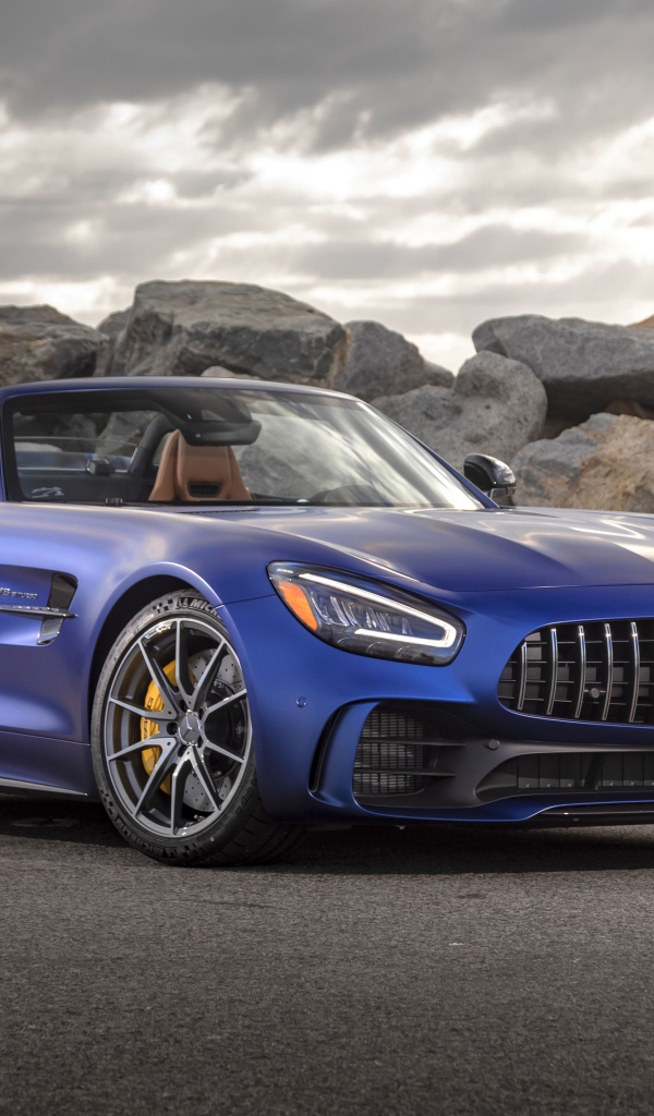 Синий кабриолет Mercedes-AMG GT R Roadster, 2020 года в горах 